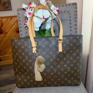 ❌❌❌sold❌❌❌❌Authentic Louis Vuitton Luco tote
